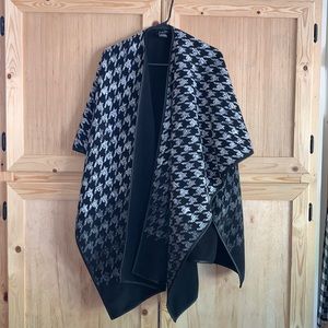 E studio black/white fleece tribal kimono black cape wrap size OS